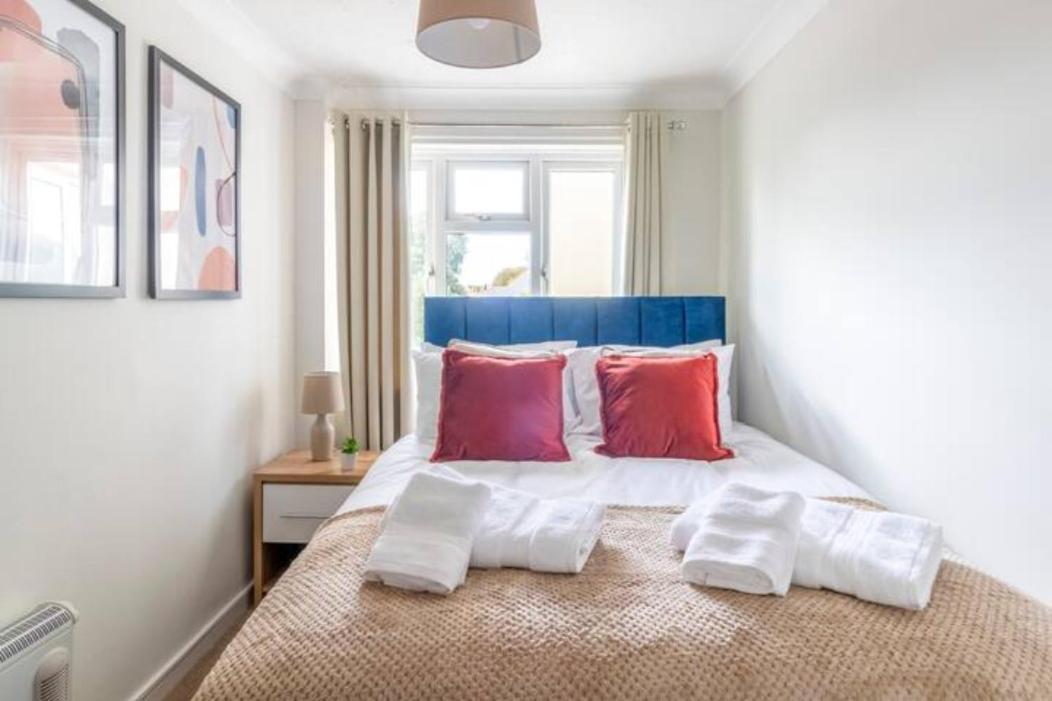 Trendy Sea View 2 Bedroom Sleeps 6 - Free Parking 伯恩茅斯 外观 照片