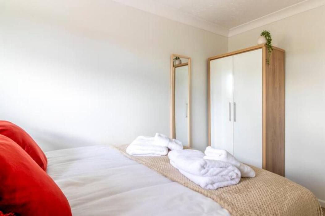 Trendy Sea View 2 Bedroom Sleeps 6 - Free Parking 伯恩茅斯 外观 照片